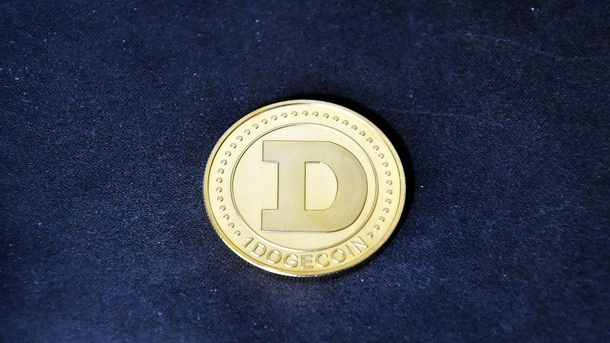 Dogecoin Anjlok 5%, Bitcoin Bertahan di US$78.000 feat bitcoin doge crypto